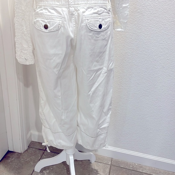 Cotton crop pants w/embroidered details! Belt loop elastic waist, zip closure. M - Picture 2 of 9